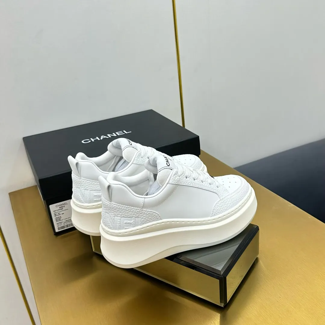 👟👟Ex-factory price 600👟👟 Upgraded version, upgraded version, upgraded version! No rebuttal accepted! ! ! ! Chanel Chanel panda shoes! 2025 counter's top casual sports shoes. This classic design; the upper is electro-embroidered with a variety of techniques; the outsole is fashionable and sporty; the unusual inclusion of a variety of color matching elements... The diversified mix and match is very good-looking and versatile, and can be used for leisure, fashion, sports, and outdoor... ꫛꫀꪝ Go➫ Materials: ❶Upper made of: original imported first-layer silk cowhide + original waterproof cloth + original first-layer cowhide ❷Inner lining: Original Yangli+Net ❸Outsole based on: Original TPU combination outsole Counter boutique packaging complete set for women 35–41 👉 👉